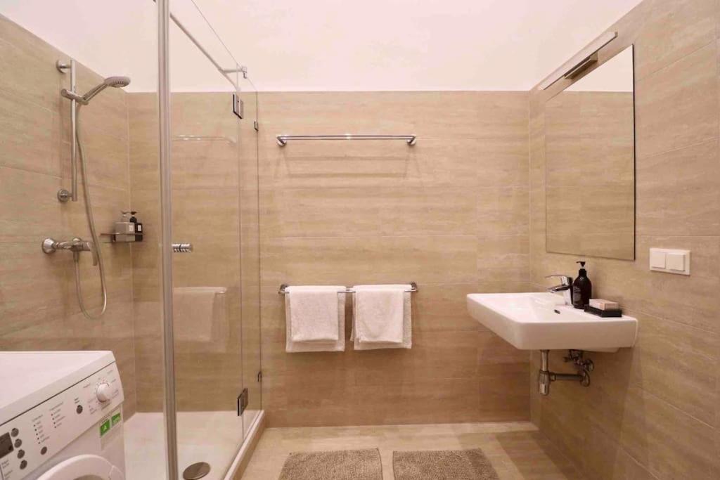 Center Apt In Best Area Near Park & Danube 20'To Airport Apartment Viena Exterior foto